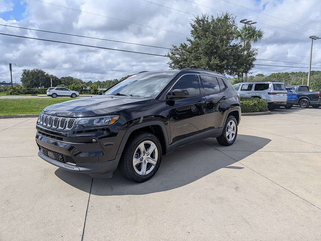 Used 2023 Jeep Compass Latitude w/ Convenience Group AWD/4WD image 8