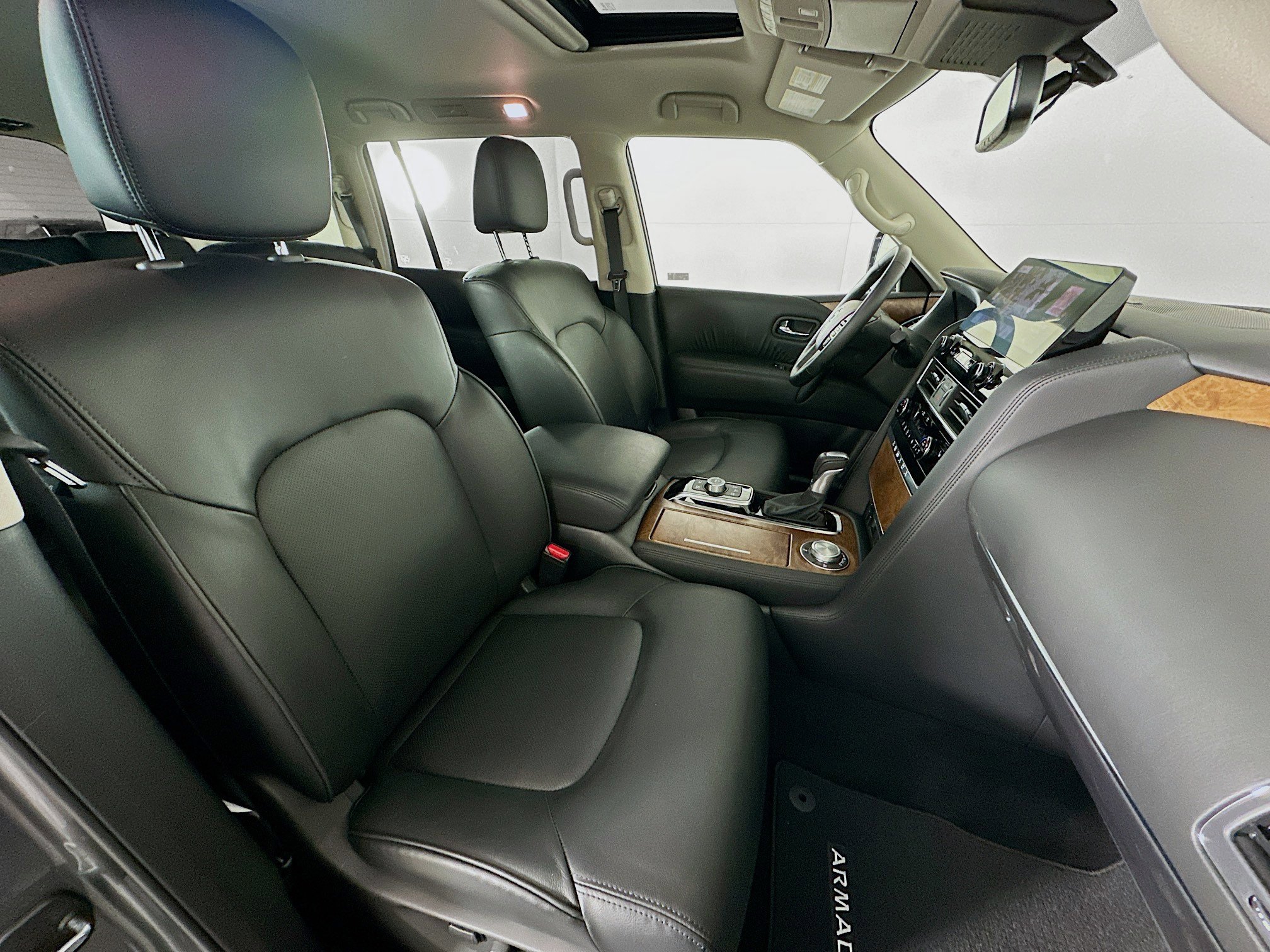 Used 2024 Nissan Armada SL w/ Captain's Chairs Package image 33