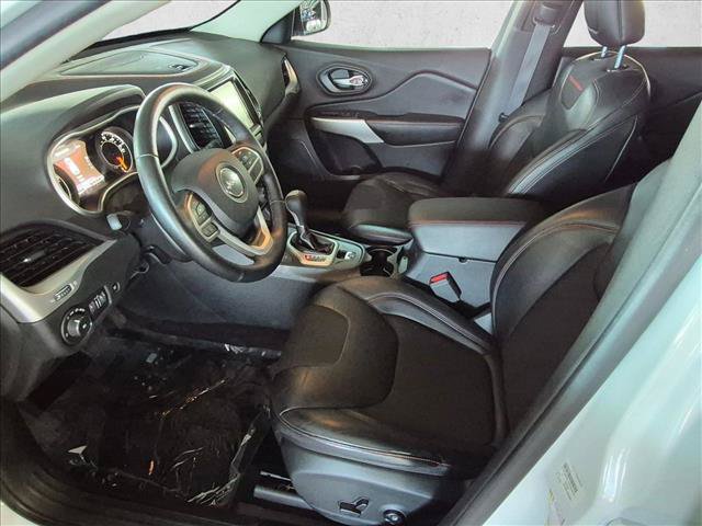 Used 2017 Jeep Cherokee Trailhawk w/ Comfort/Convenience Group AWD/4WD image 16