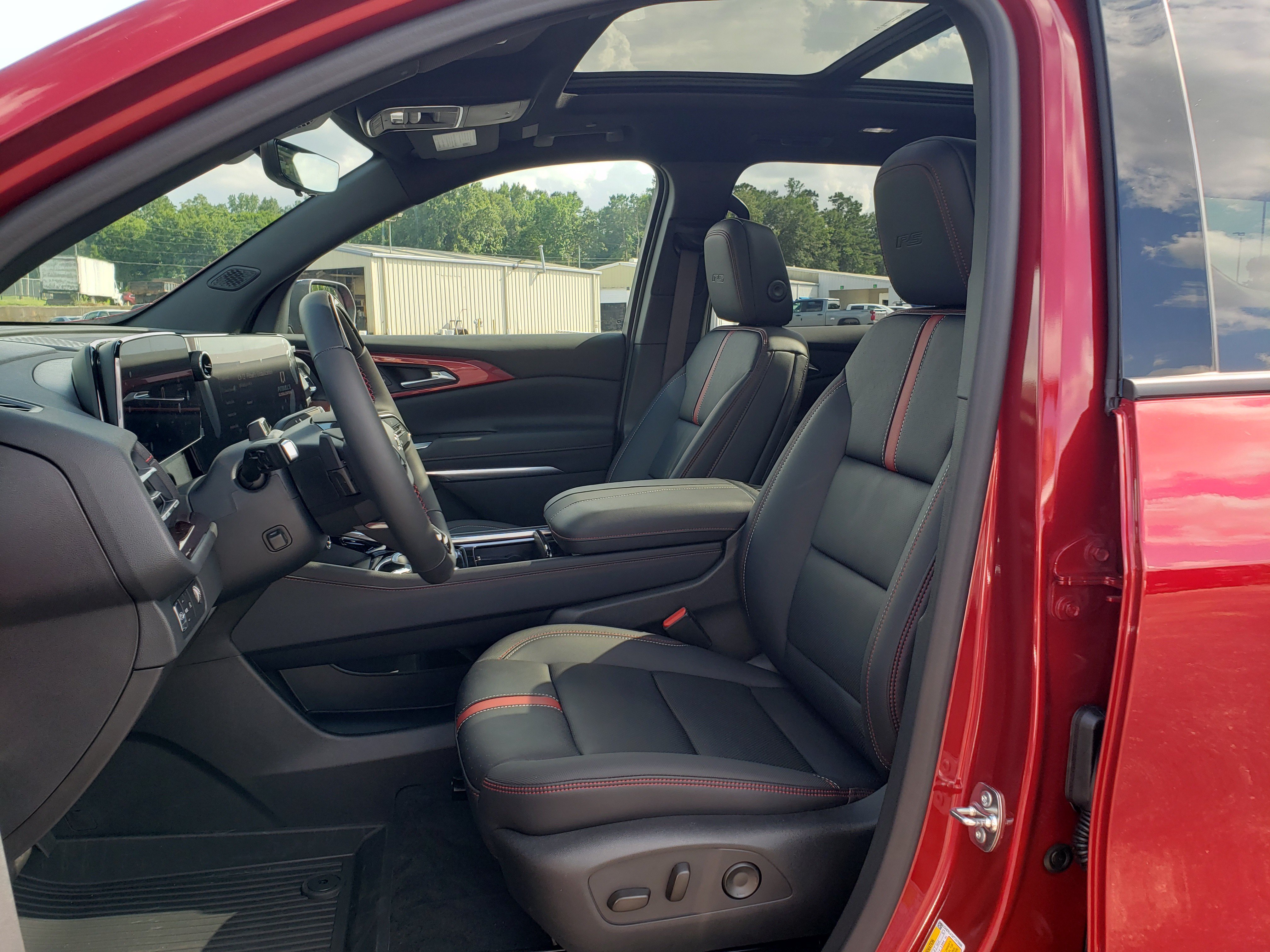 New 2026 Chevrolet Traverse RS w/ LPO, Floor Liner Package FWD image 32