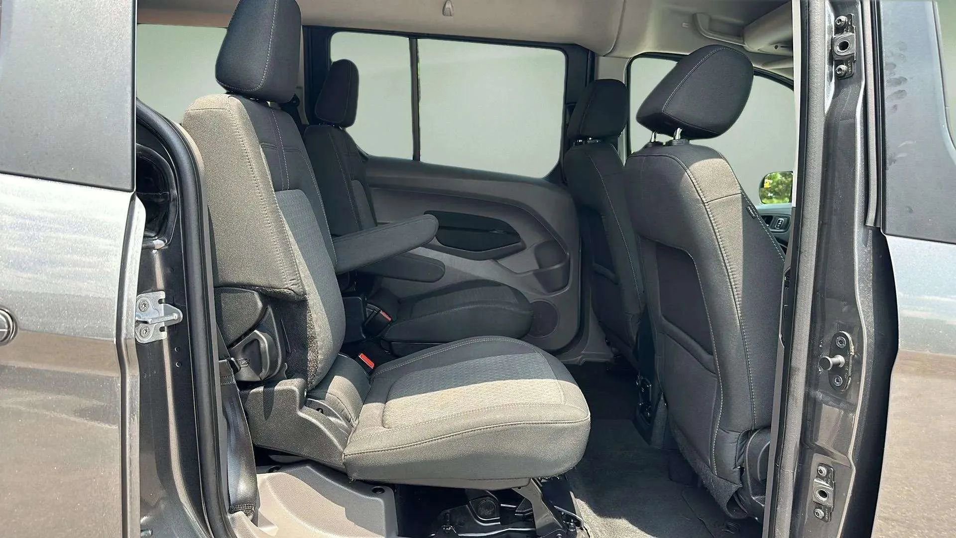 Used 2020 Ford Transit Connect XLT image 24