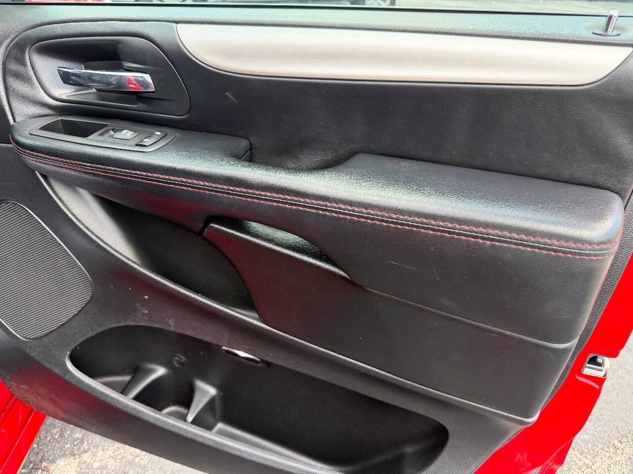 Used 2016 Dodge Grand Caravan R/T FWD image 9