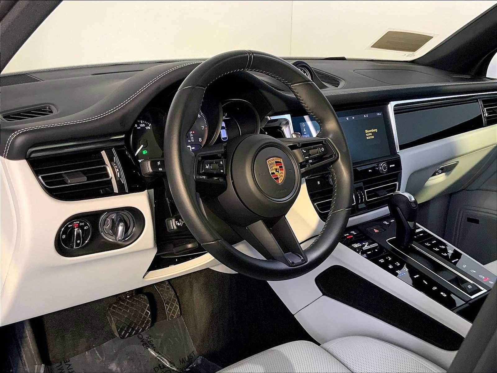 Certified 2023 Porsche Macan S AWD/4WD image 4