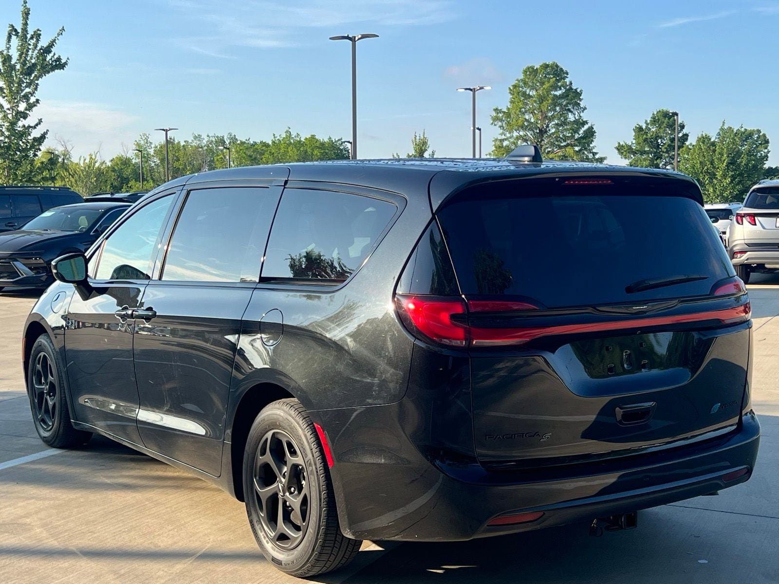 Used 2022 Chrysler Pacifica Touring-L w/ S Appearance Package FWD image 12