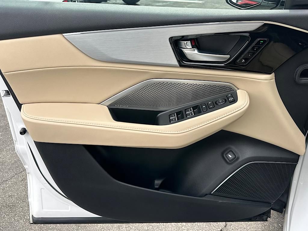 Used 2023 Acura MDX SH-AWD w/ Technology Package image 17