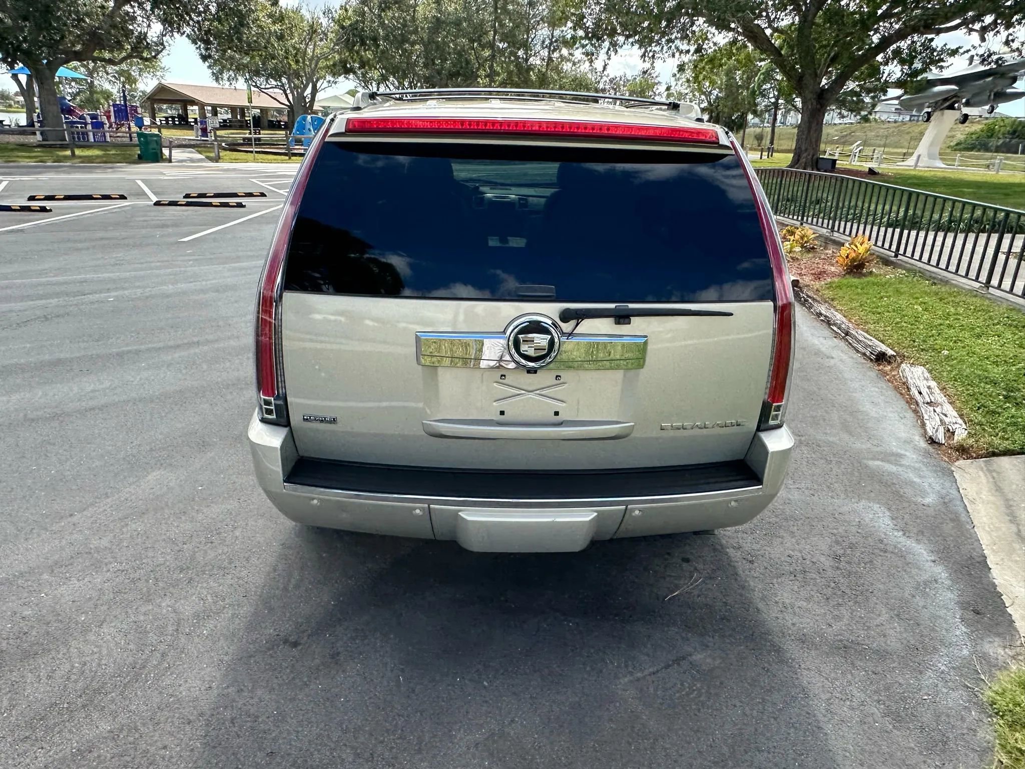 Used 2010 Cadillac Escalade Premium image 10