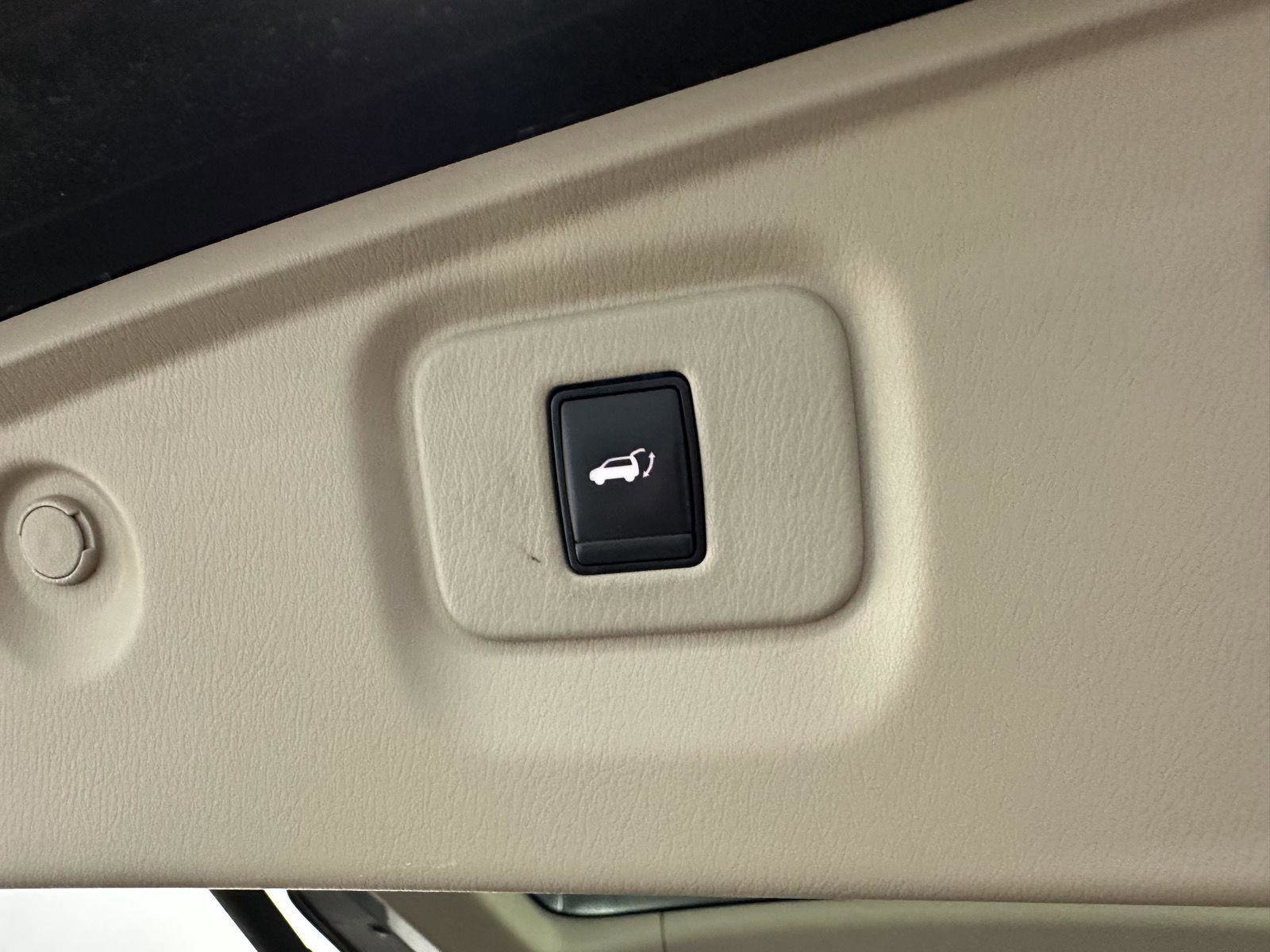 Used 2019 Nissan Pathfinder Platinum image 32