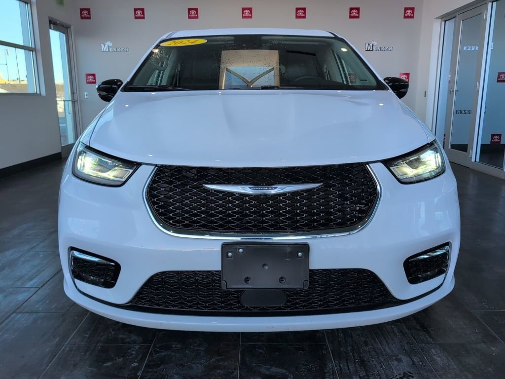 Used 2024 Chrysler Pacifica Touring-L image 3
