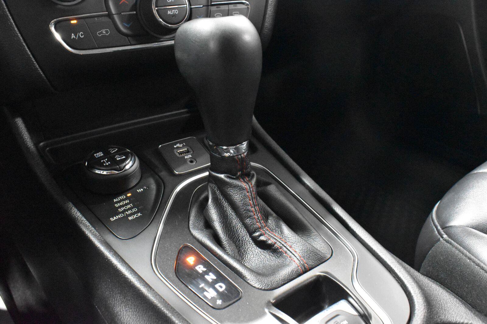 Used 2019 Jeep Cherokee Trailhawk AWD/4WD image 18