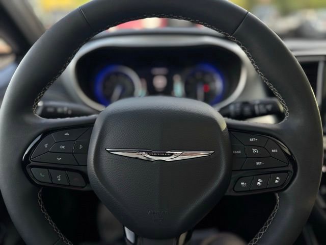 Used 2025 Chrysler Pacifica Limited image 30