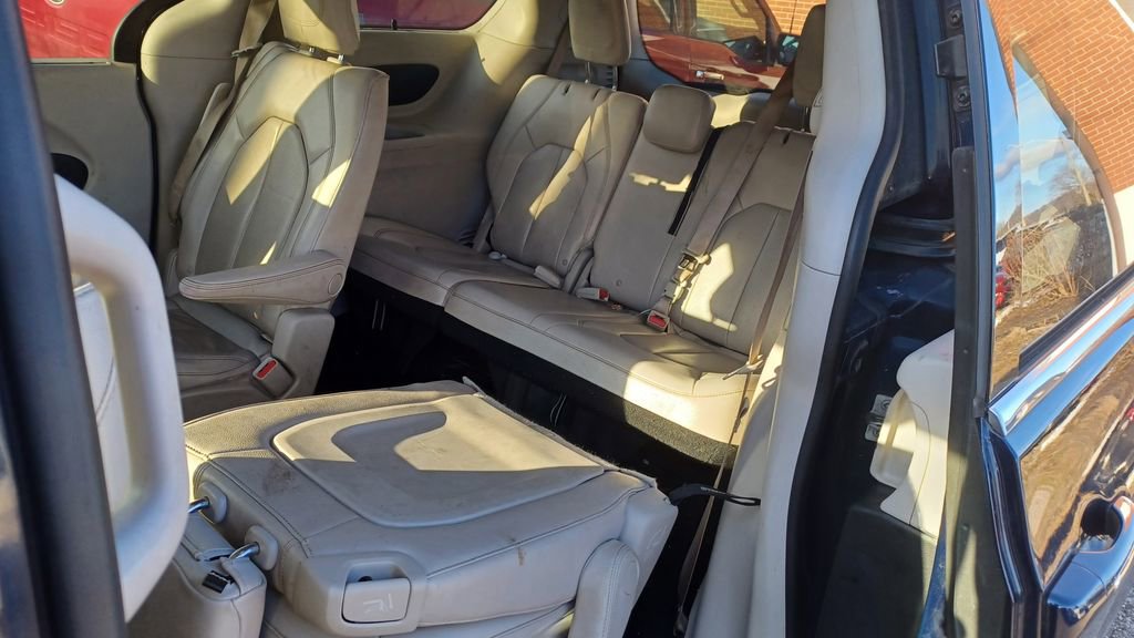 Used 2019 Chrysler Pacifica Touring-L image 7