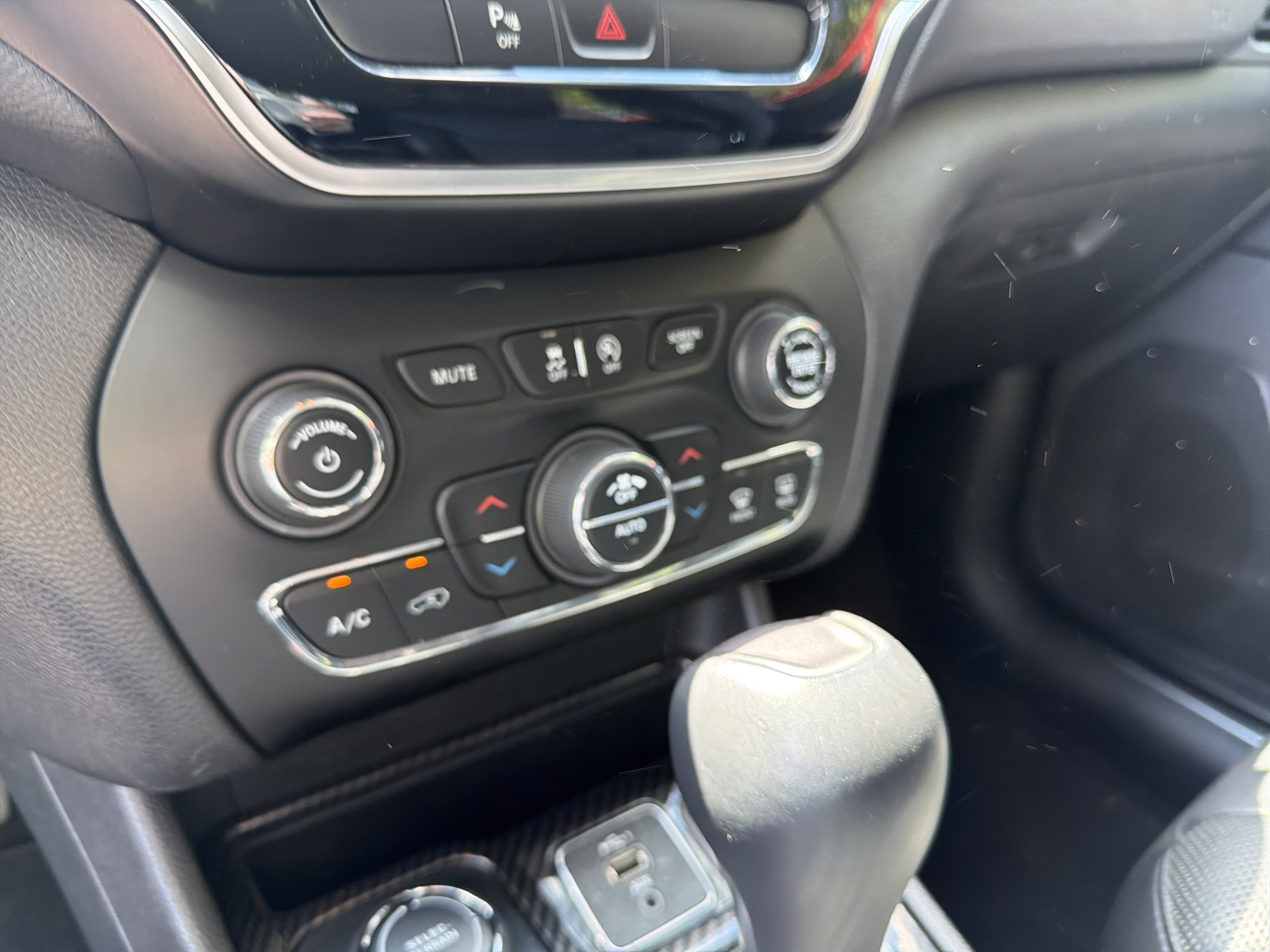 Certified 2019 Jeep Cherokee Limited w/ Luxury Group AWD/4WD image 19