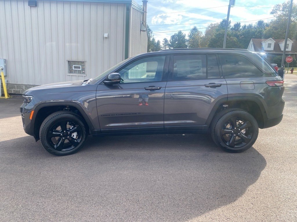 New 2025 Jeep Grand Cherokee Limited w/ Black Appearance Package image 2
