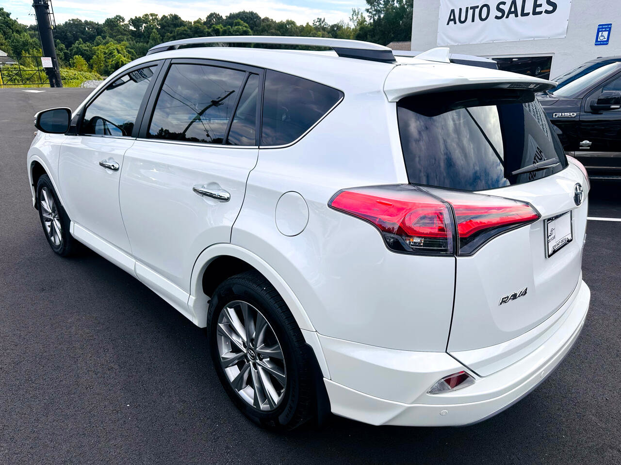 Used 2017 Toyota RAV4 Platinum image 3