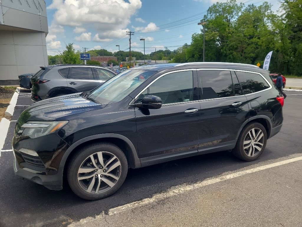 Used 2017 Honda Pilot Touring image 2