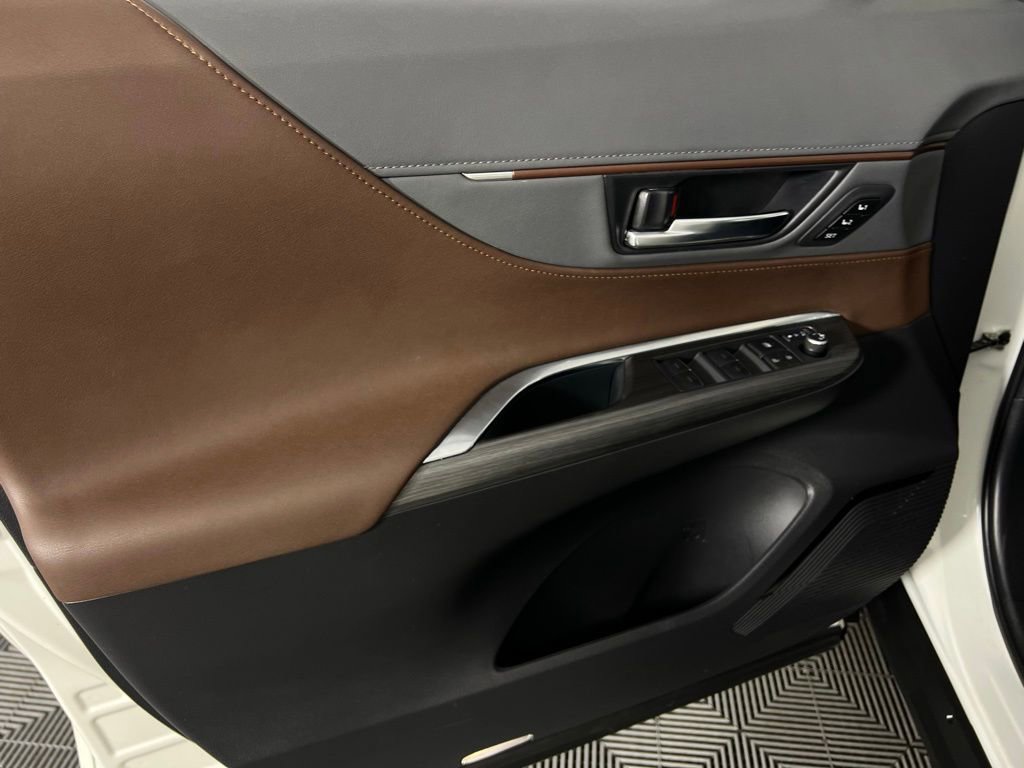 Used 2022 Toyota Venza XLE image 25