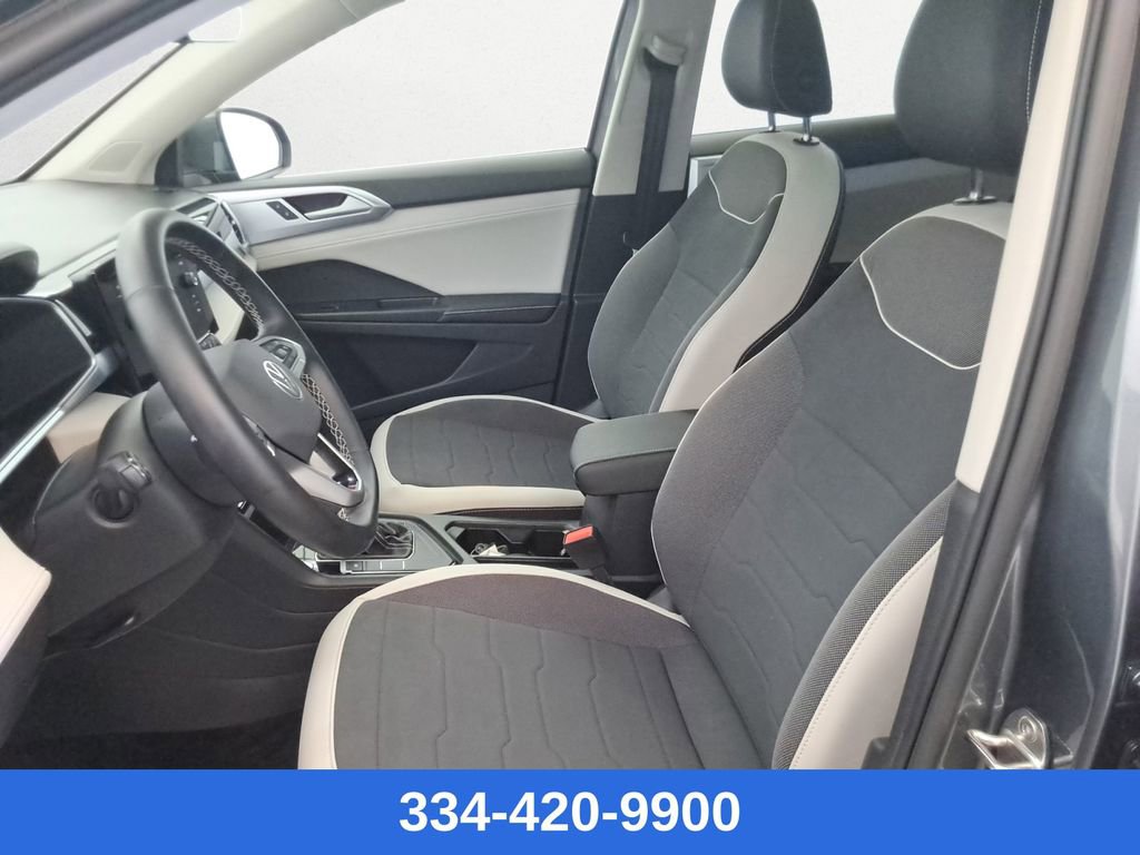 Used 2025 Volkswagen Taos SE w/ Panoramic Sunroof Package image 12