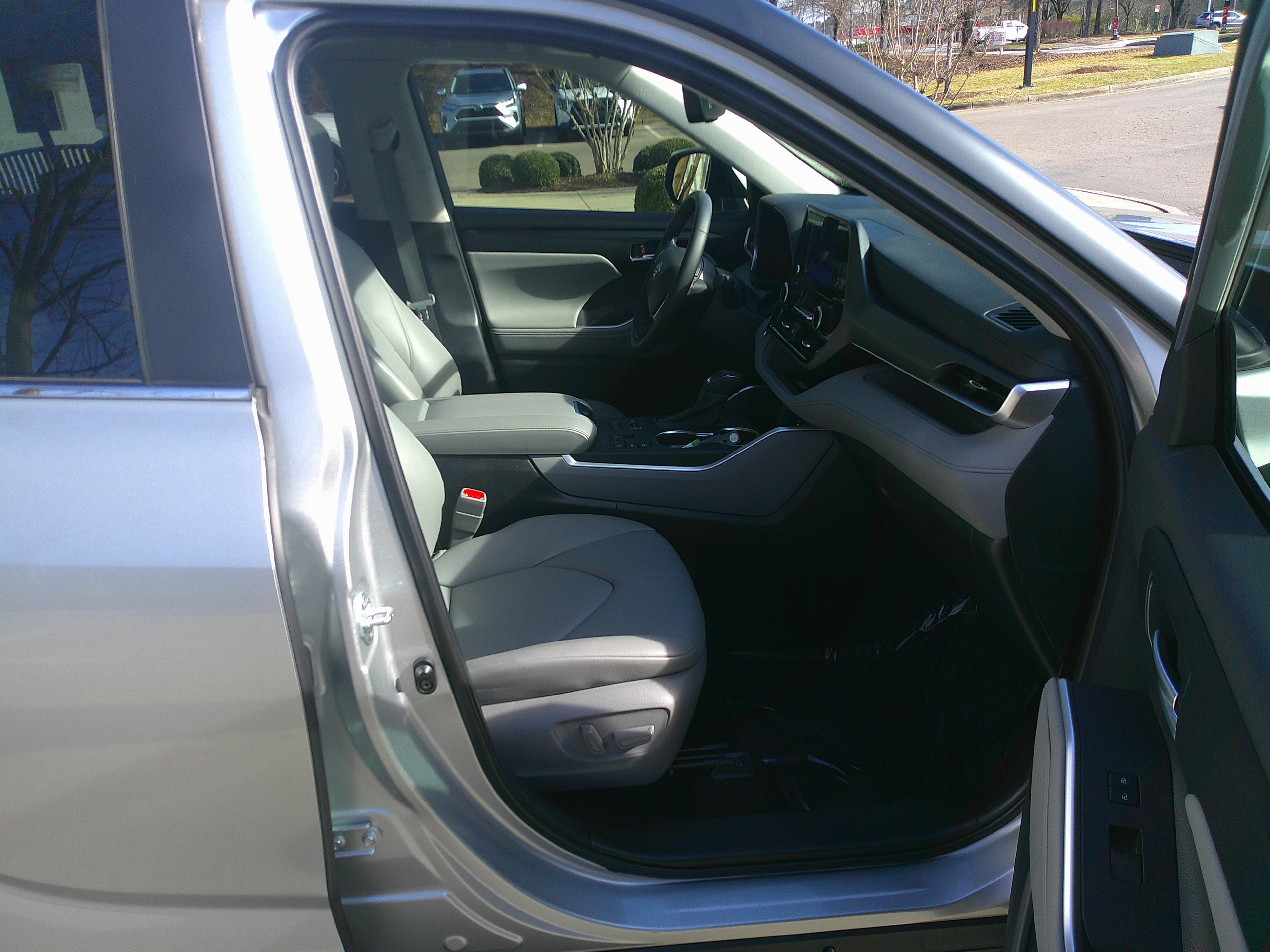 Used 2024 Toyota Highlander XLE image 35