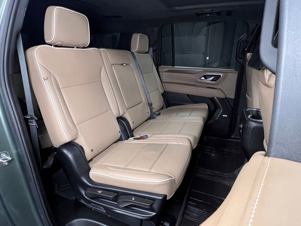 Used 2024 Chevrolet Suburban Premier w/ Premium Package 2 AWD/4WD image 29