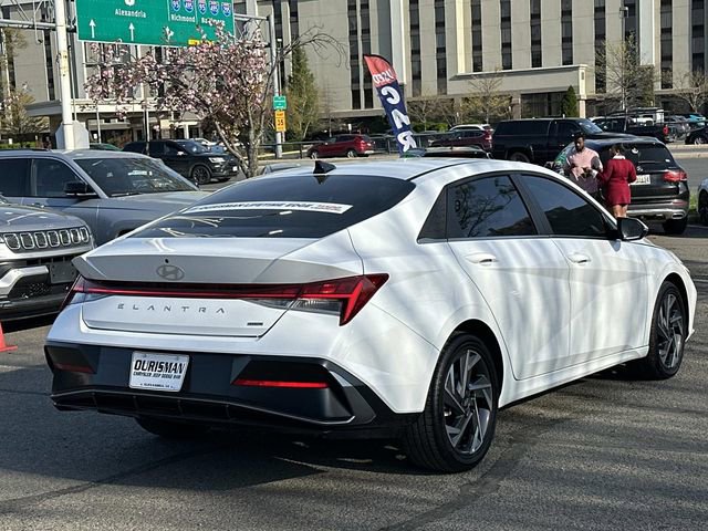 Used 2025 Hyundai Elantra Limited image 3