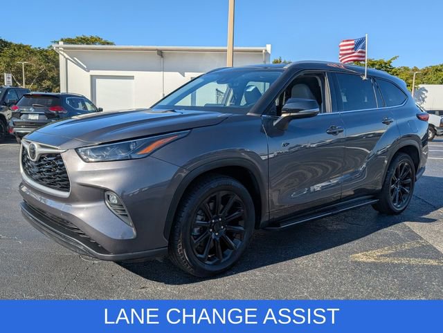 Used 2022 Toyota Highlander XLE image 3