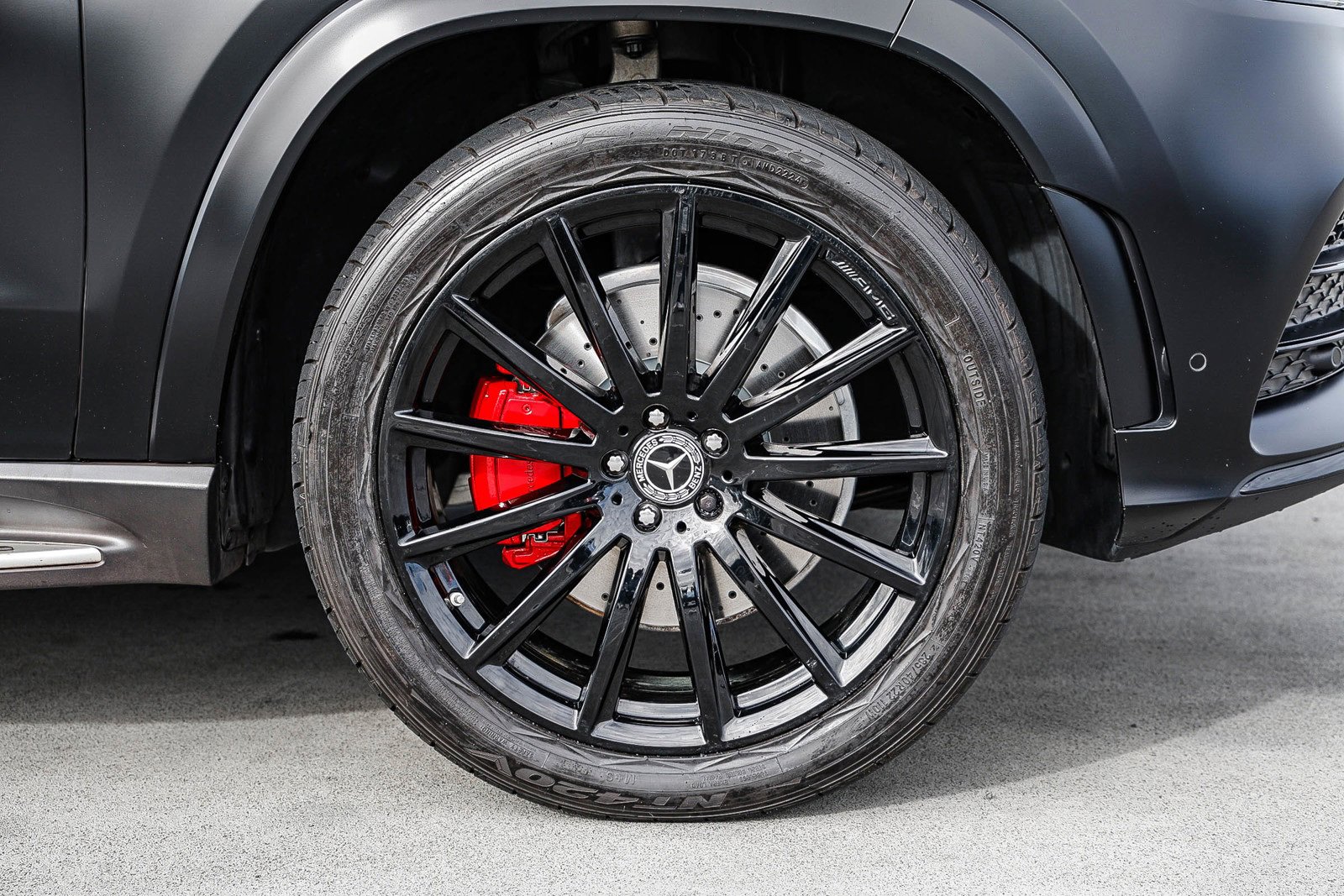 Used 2023 Mercedes-Benz GLS 450 4MATIC w/ AMG Line Exterior image 9