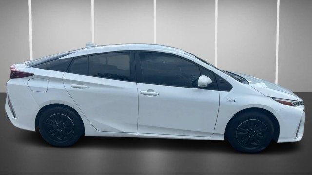 Used 2021 Toyota Prius Prime LE FWD image 3