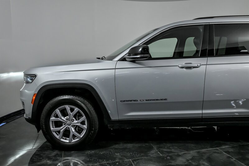 Used 2022 Jeep Grand Cherokee L Limited AWD/4WD image 6