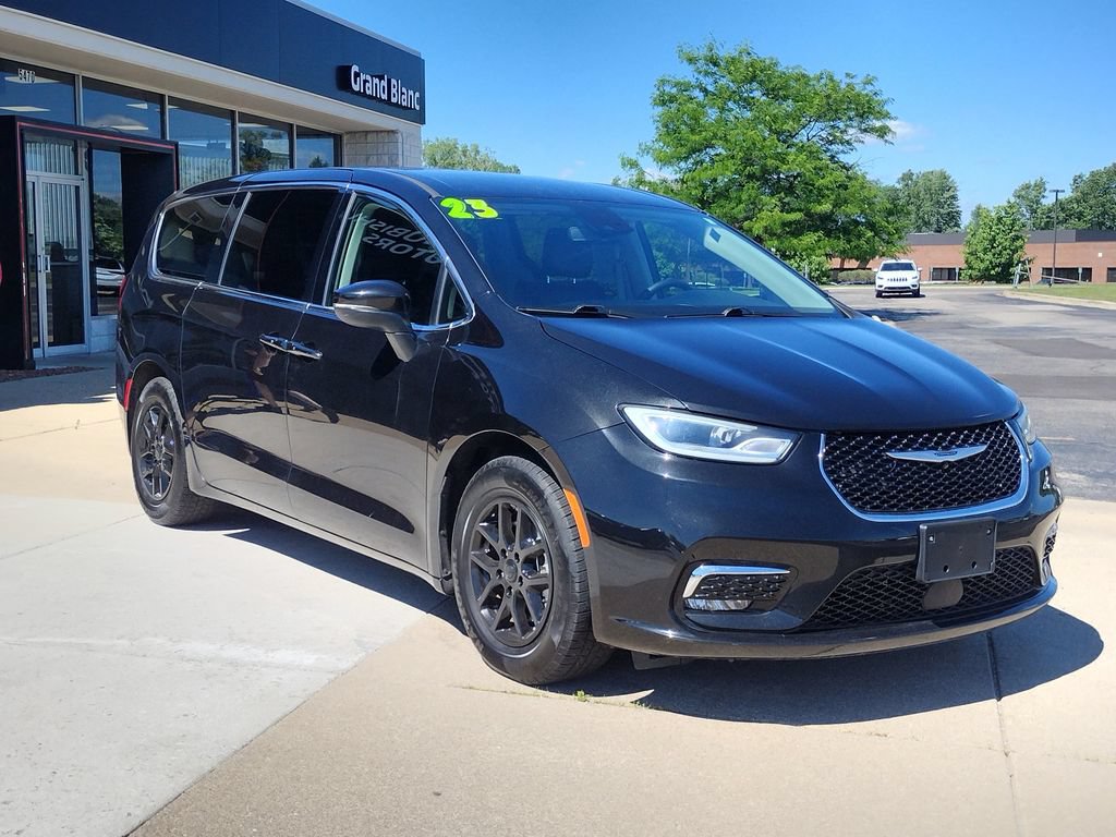 Used 2023 Chrysler Pacifica Touring-L FWD image 14