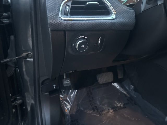 Used 2018 Chevrolet Cruze LT w/ Convenience Package FWD image 20