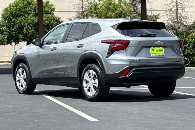 Used 2025 Chevrolet Trax LS FWD image 3