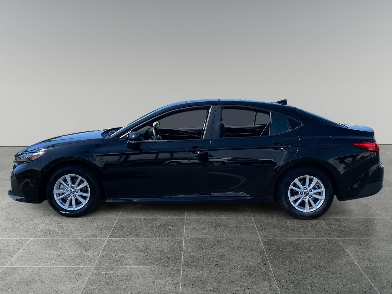 Used 2025 Toyota Camry LE w/ Convenience Package FWD image 2