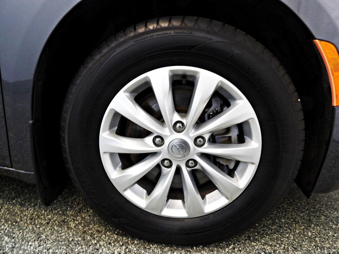 Used 2019 Chrysler Pacifica Touring-L FWD image 22