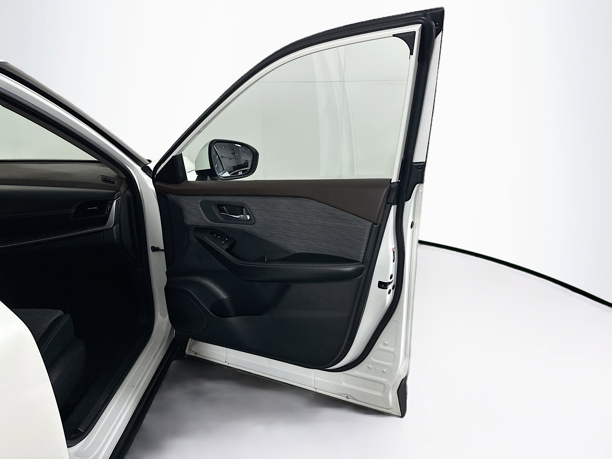 Used 2023 Nissan Rogue SV image 32