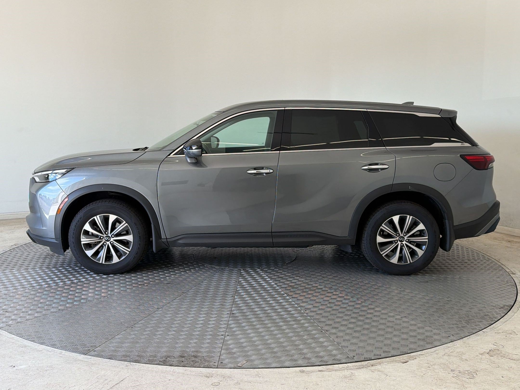 Used 2023 INFINITI QX60 Pure AWD/4WD image 2