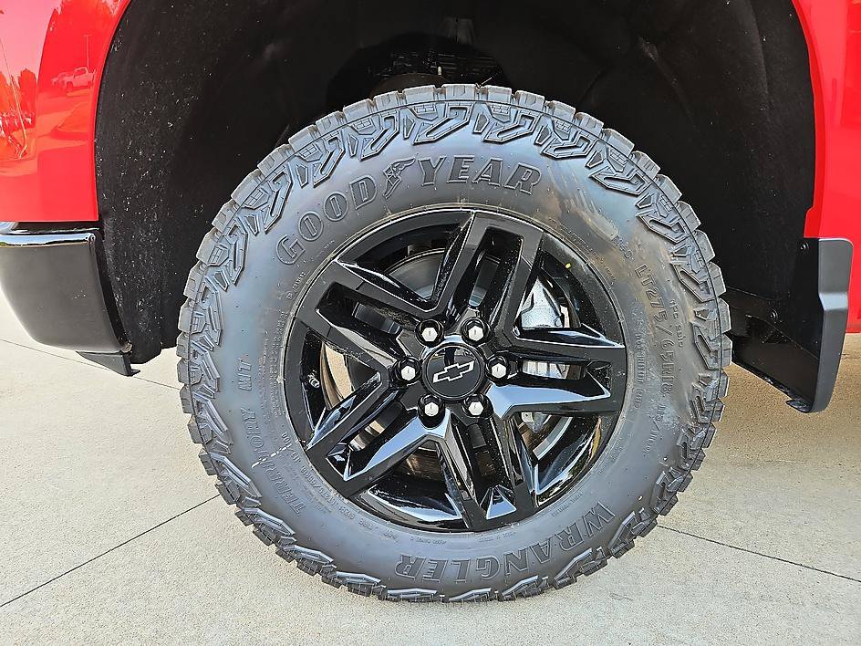 New 2026 Chevrolet Silverado 1500 Custom Trail Boss w/ LPO, Dark Essentials Package AWD/4WD image 9
