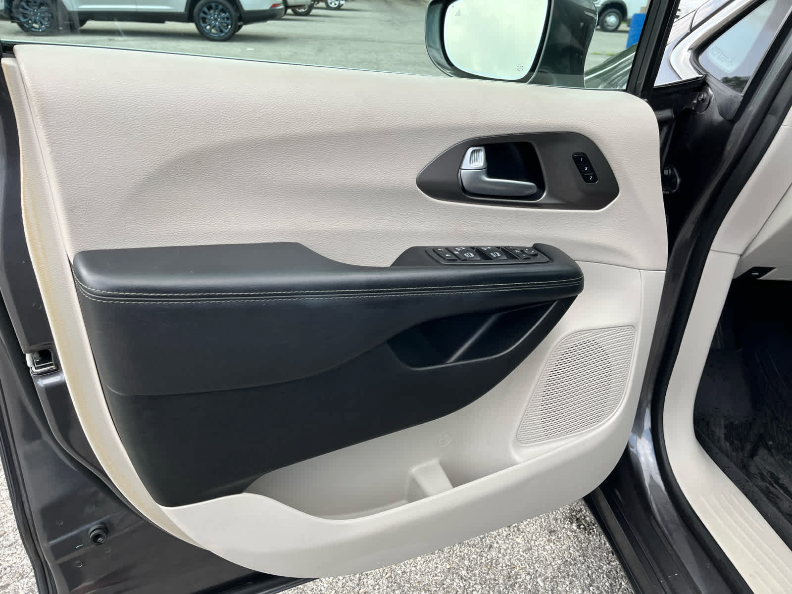 Used 2018 Chrysler Pacifica Limited w/ Tire & Wheel Group FWD image 12