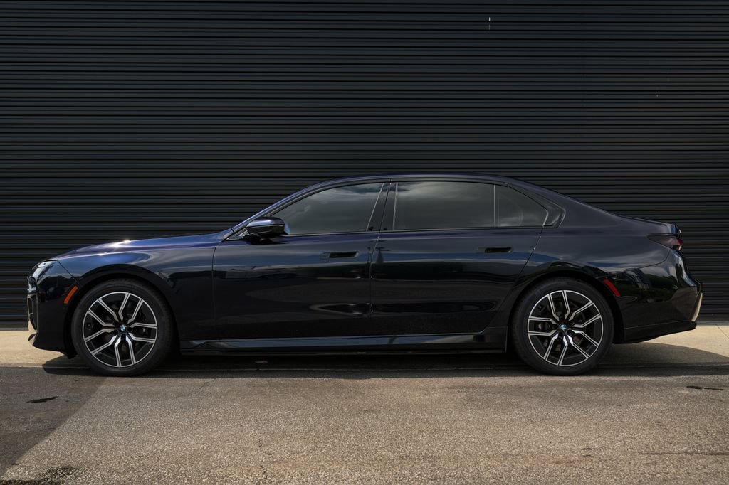 Used 2025 BMW i7 xDrive60 AWD/4WD image 2