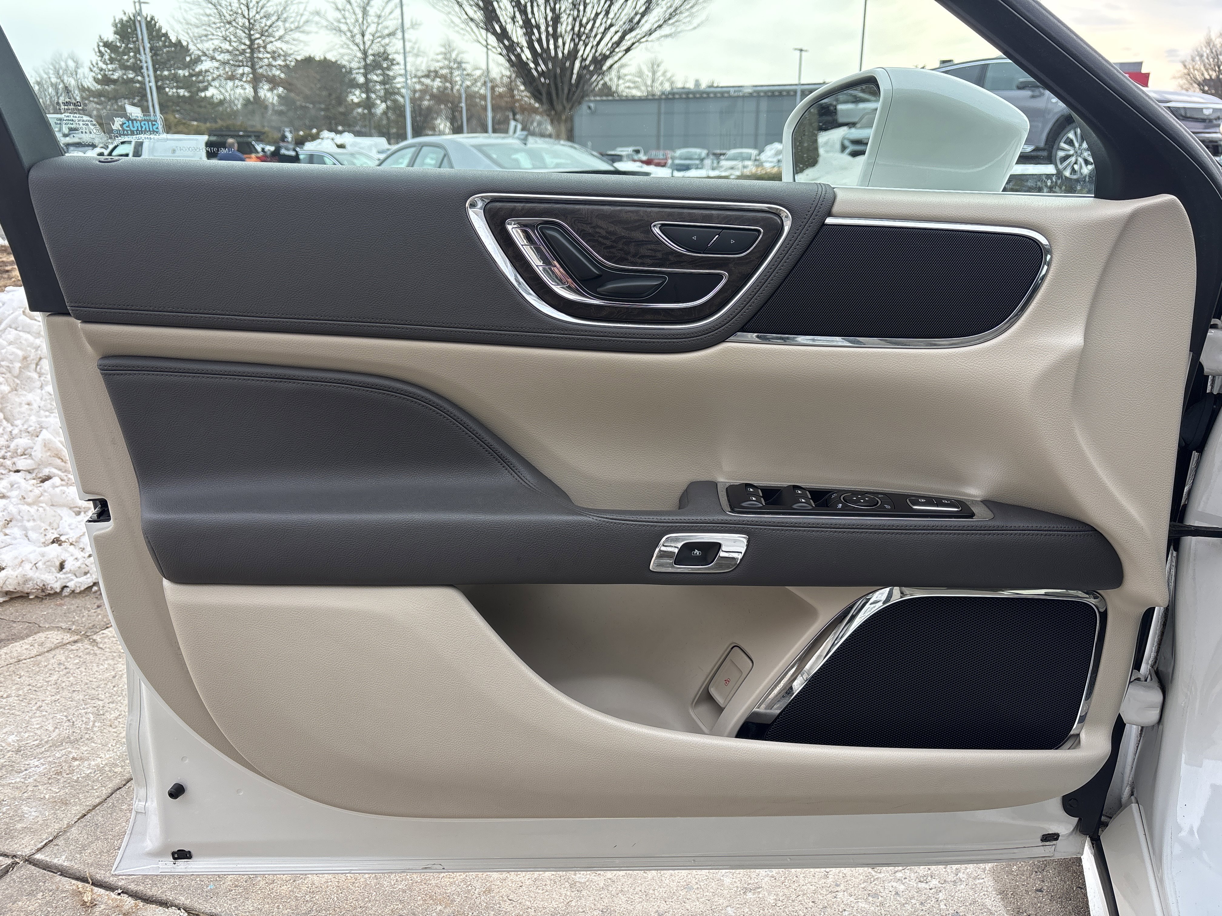 Used 2017 Lincoln Continental Select image 19