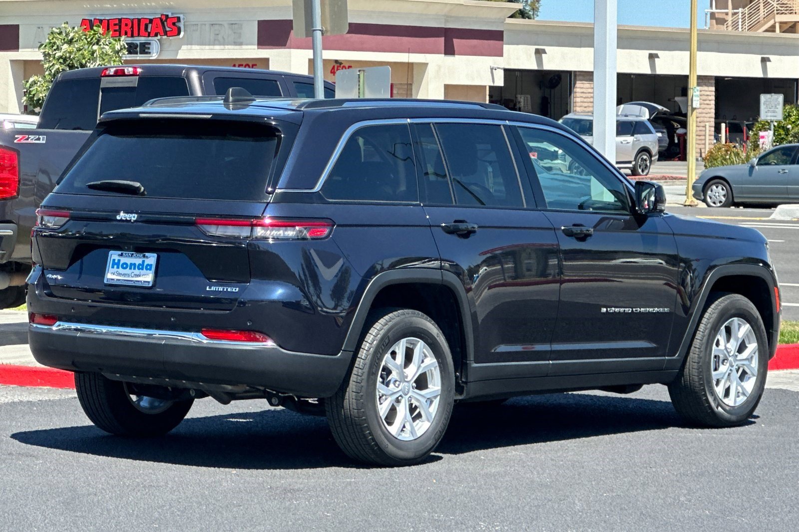 Used 2023 Jeep Grand Cherokee Limited w/ Trailer Tow Prep Group (B) AWD/4WD image 8