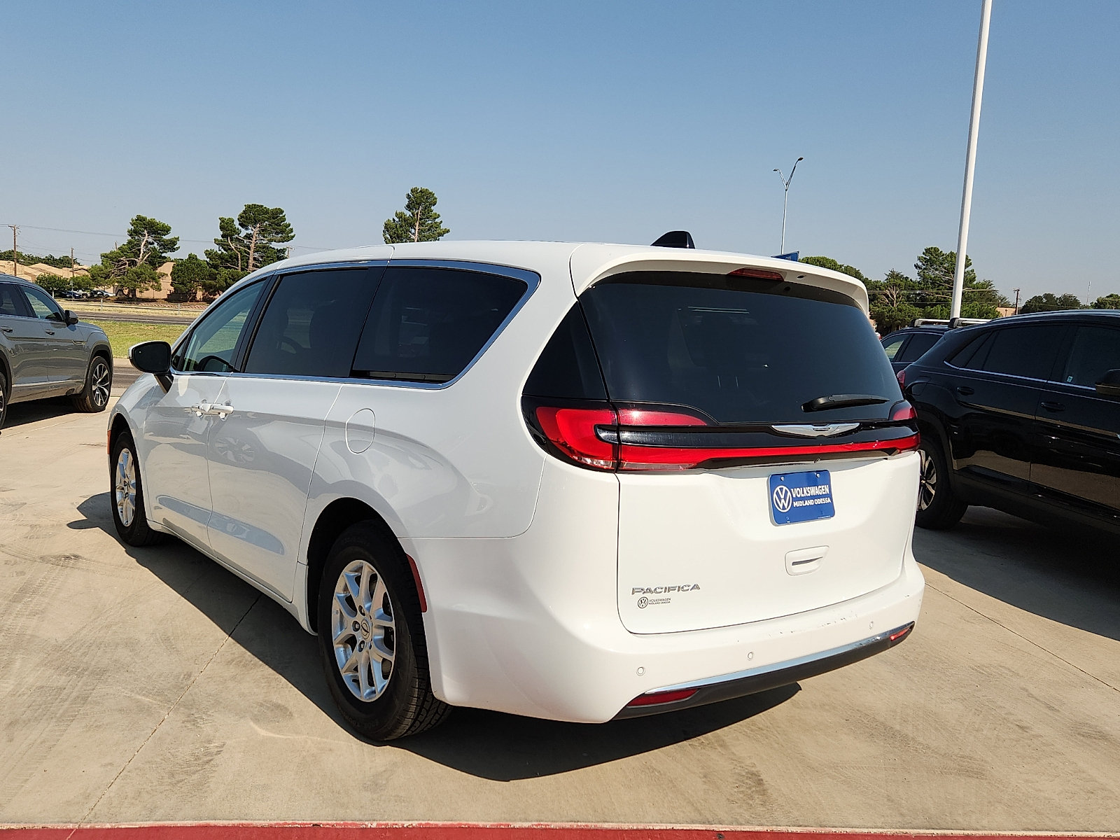 Used 2023 Chrysler Pacifica Touring-L FWD image 4