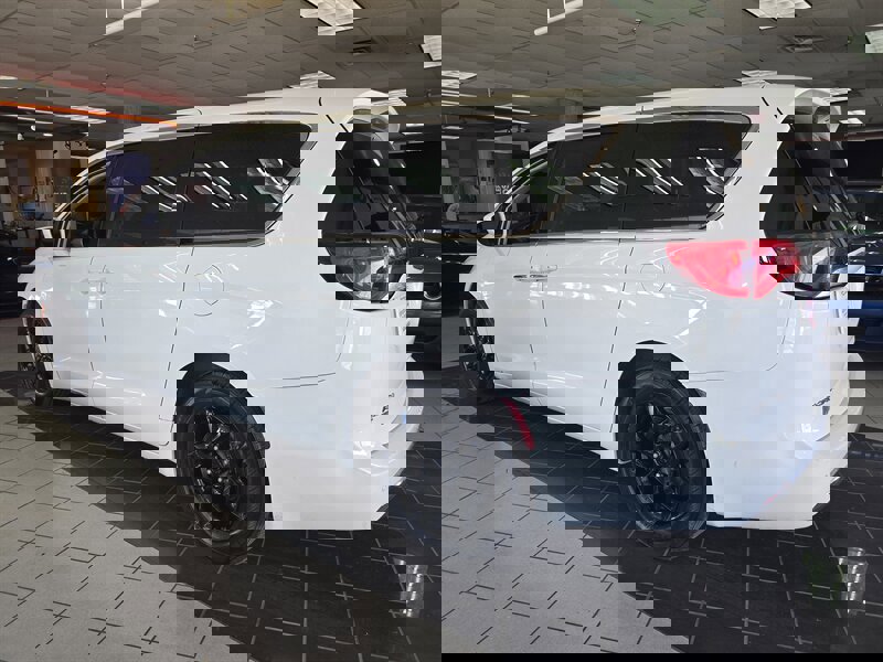 Used 2018 Chrysler Pacifica Touring Plus w/ Tire & Wheel Group image 6