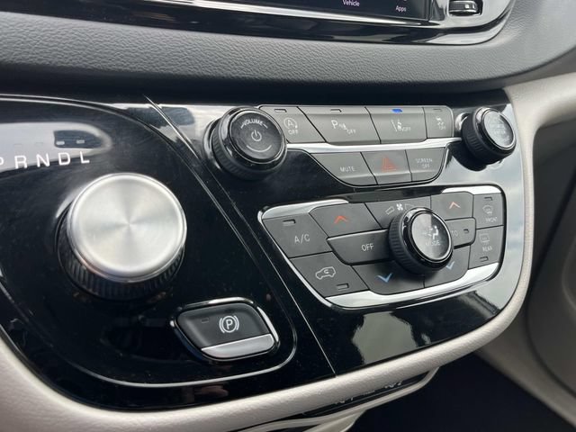 Used 2023 Chrysler Pacifica Touring-L FWD image 38