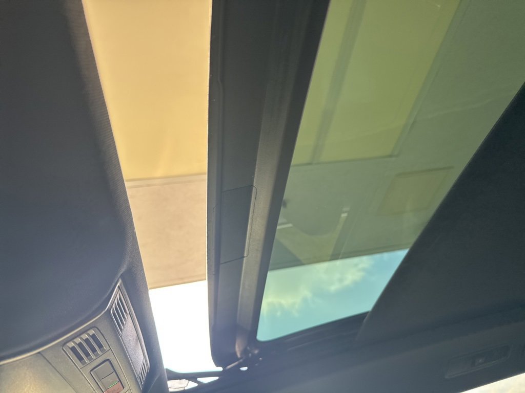 Used 2022 Volkswagen Tiguan SEL R-Line image 5