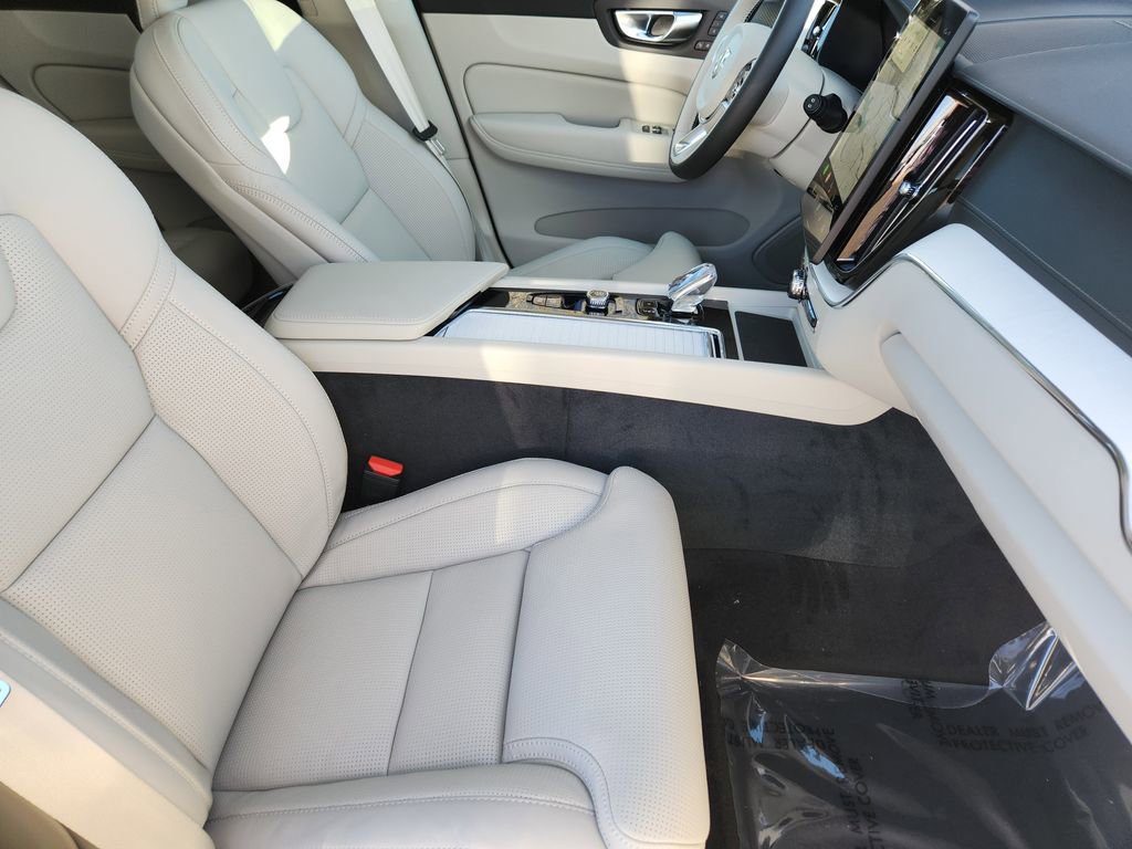 New 2026 Volvo XC60 B5 Ultra w/ Climate Package image 4