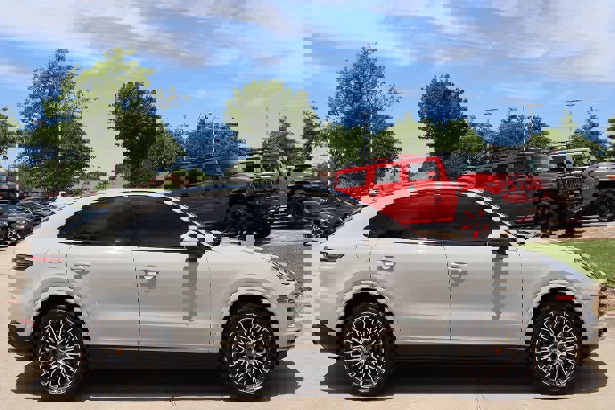 Used 2022 Porsche Cayenne Platinum Edition image 5