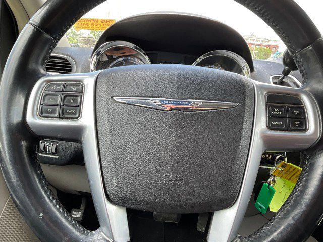 Used 2013 Chrysler Town & Country Touring-L FWD image 4