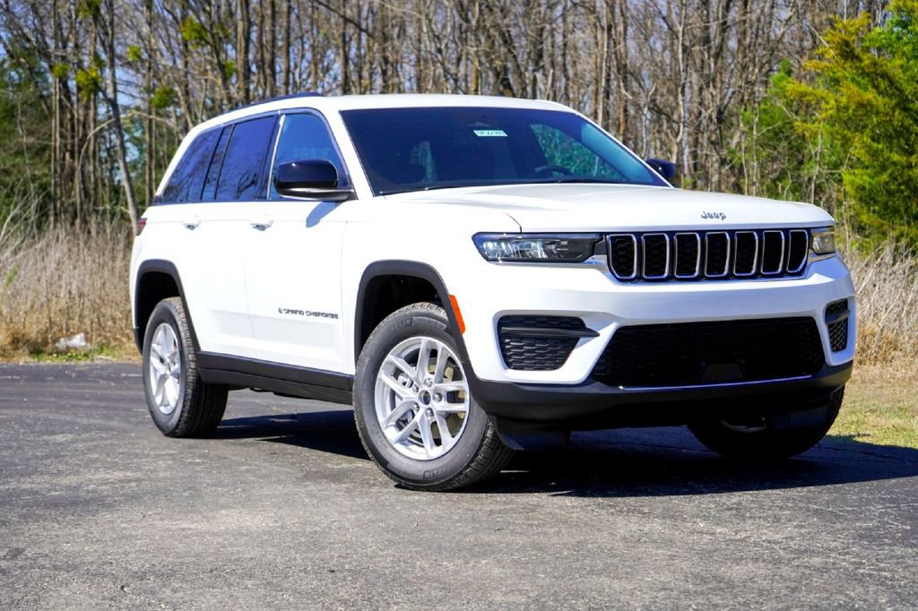 New 2026 Jeep Grand Cherokee Laredo RWD image 2