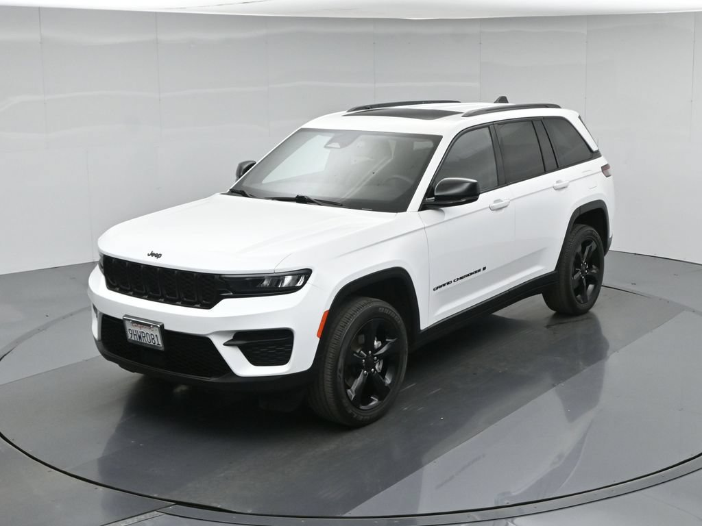 Used 2023 Jeep Grand Cherokee Laredo AWD/4WD image 40