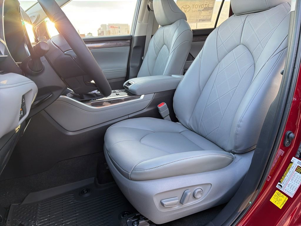 New 2026 Toyota Highlander Platinum image 5